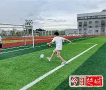 足球场上的激烈竞争呈现精彩一幕英语